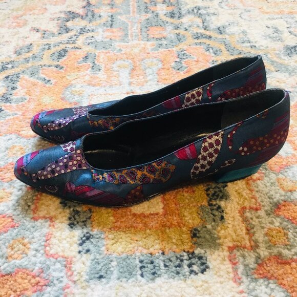 STUART WEITZMAN FOR MR. SEYMOUR Vintage Blue Silk Tie Print Suede Heels 8 AAA - Picture 4 of 14